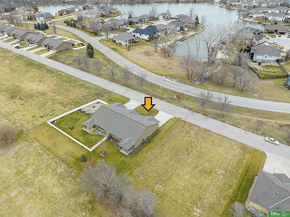 3rd image of 2833 Lakeside Dr
