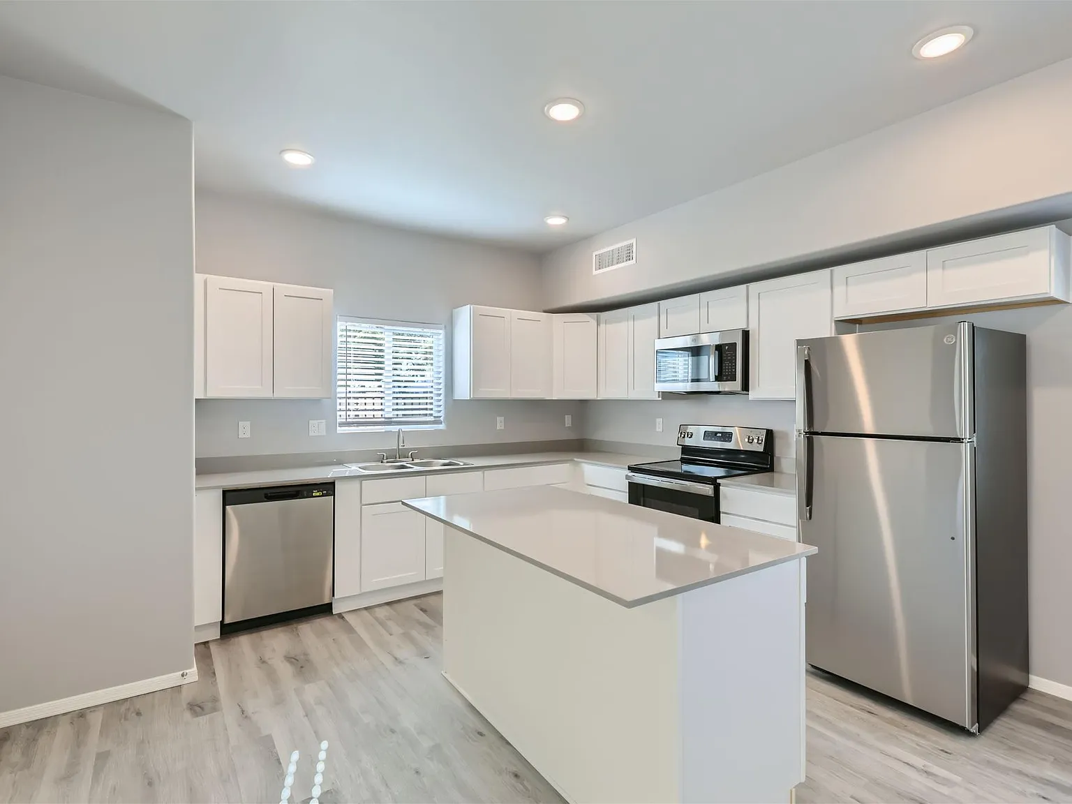 2 bed, 1026 sqft, $1,399 — Photo 4