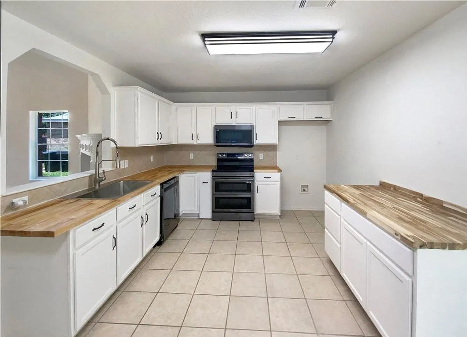 3-Bedroom 2.5-Bathroom House! Housing Accepted! — Photo 4