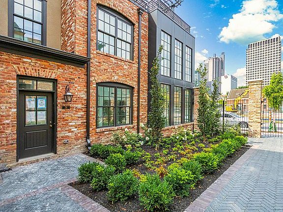 3rd image of 78 Normandy Ave #Townhouse