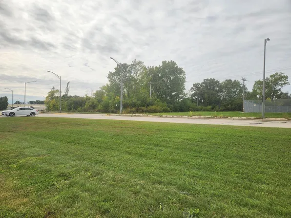 621 W RAWSON AVENUE, Oak Creek, WI 53154