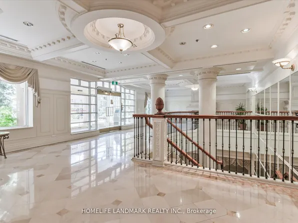 18 Sommerset Way #206, Toronto, ON M2N 6X5