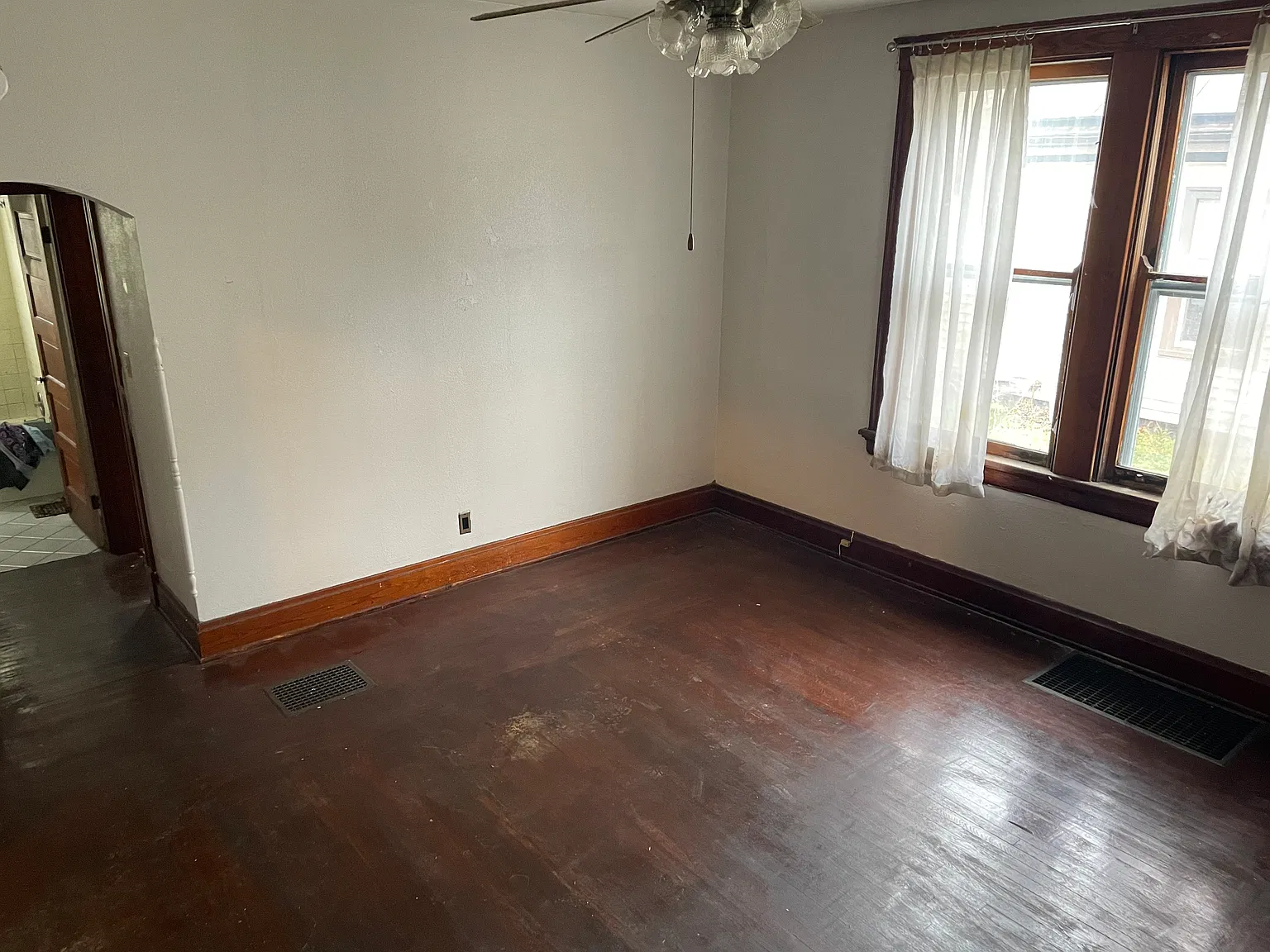 4 bed, 2039 sqft, $2,100 — Photo 3