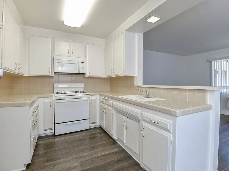 1799 N Hollywood Way — Photo 55