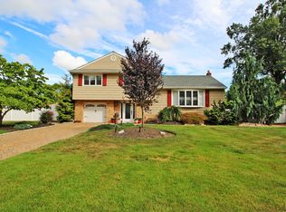 95 Skyline Dr, Clark, NJ 07066