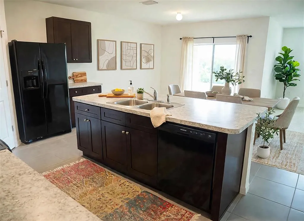 4 bed, 2.0 bath, 1828 sqft, $2,100 — Photo 3