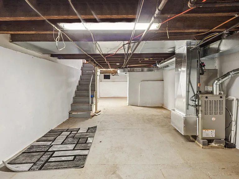 150 E Huntingdon St — Photo 16
