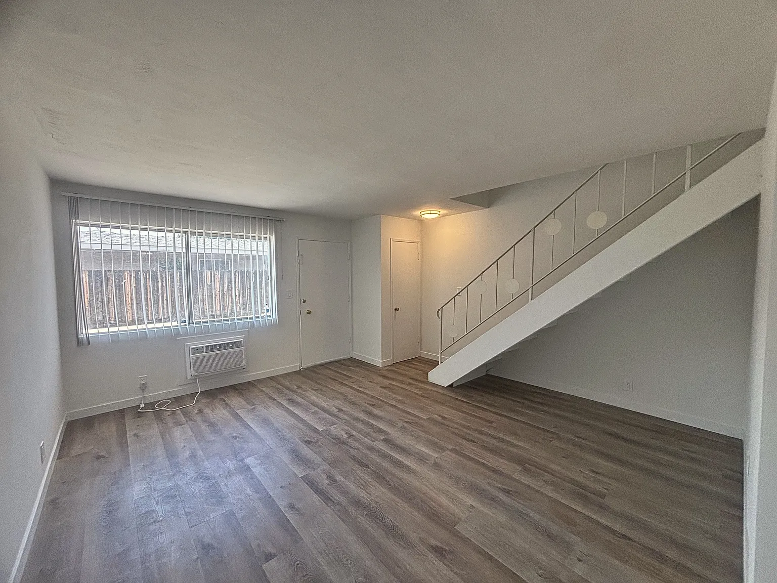 2 bed, 1.5 bath, 900 sqft, $2,300 — Photo 2
