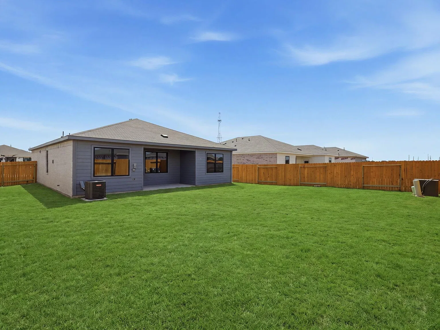 3 bed, 2.0 bath, 1366 sqft, $2,420 — Photo 2