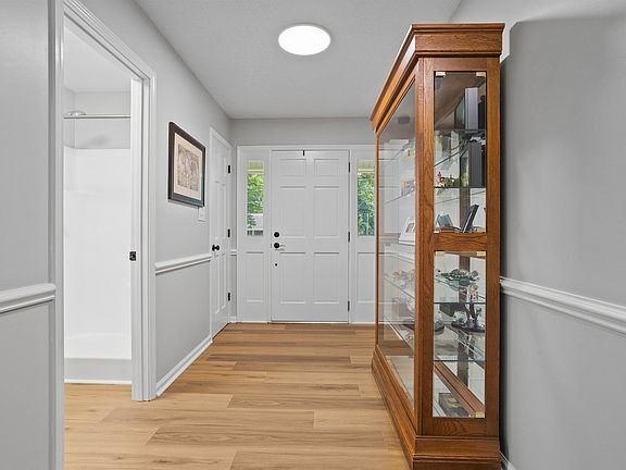 3rd image of 108 Cardinal Dr