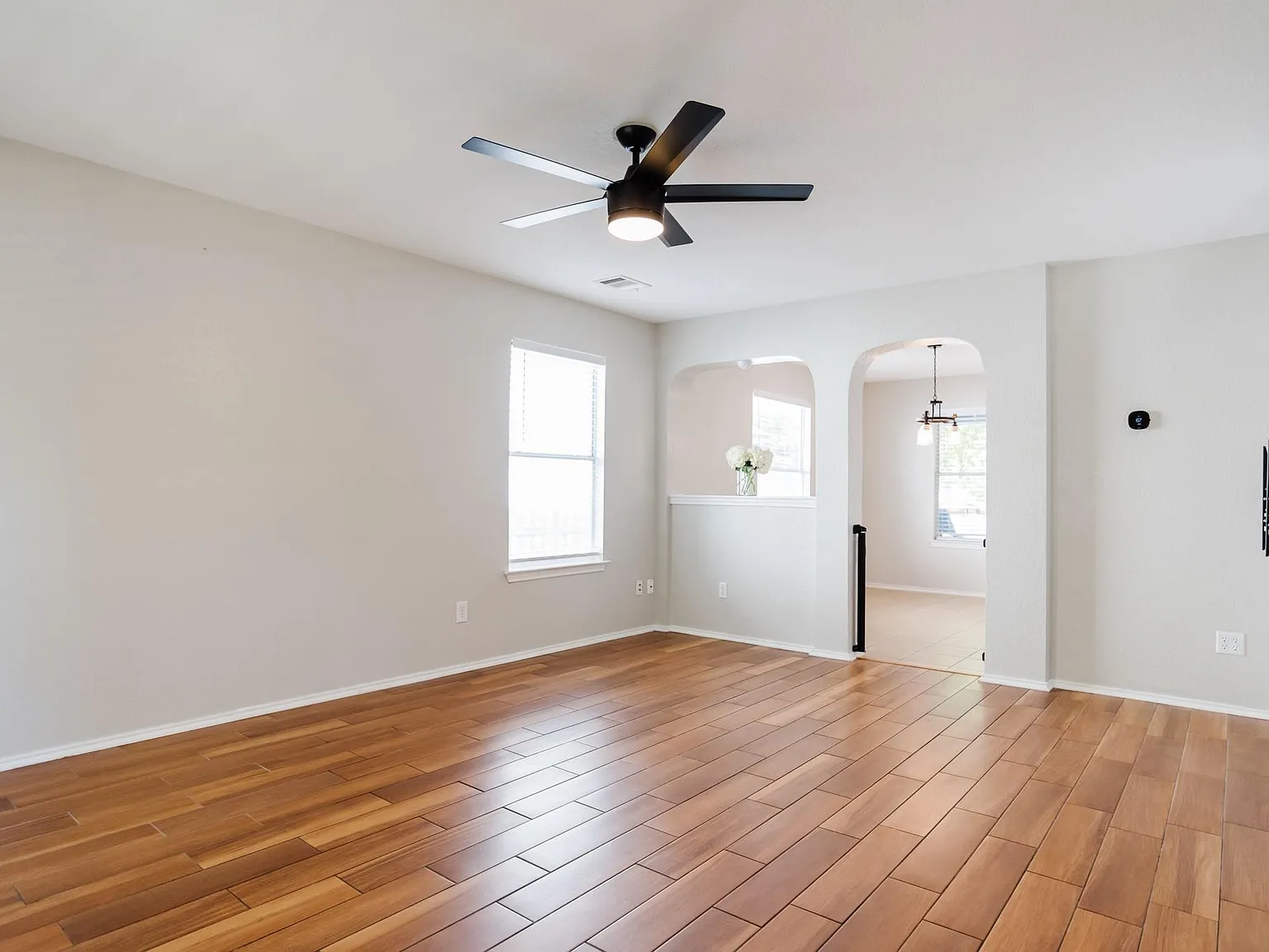 3 bed, 3.0 bath, 1862 sqft, $2,300 — Photo 3