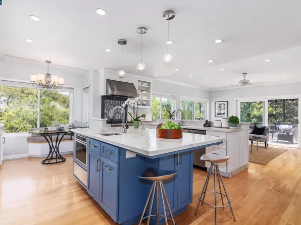 210 Tappan Ln, Orinda, CA 94563
