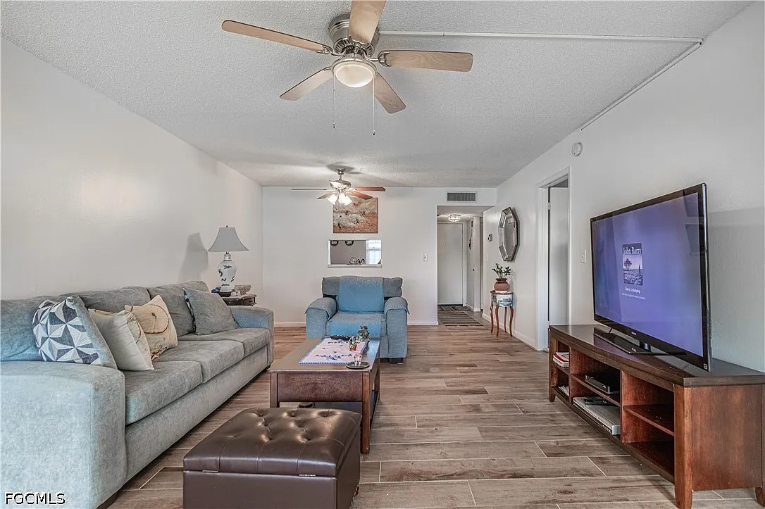1 bed, 1.0 bath, 811 sqft, $1,300 — Photo 3