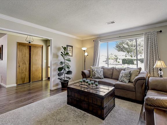 3rd image of 931 Peach Ct
