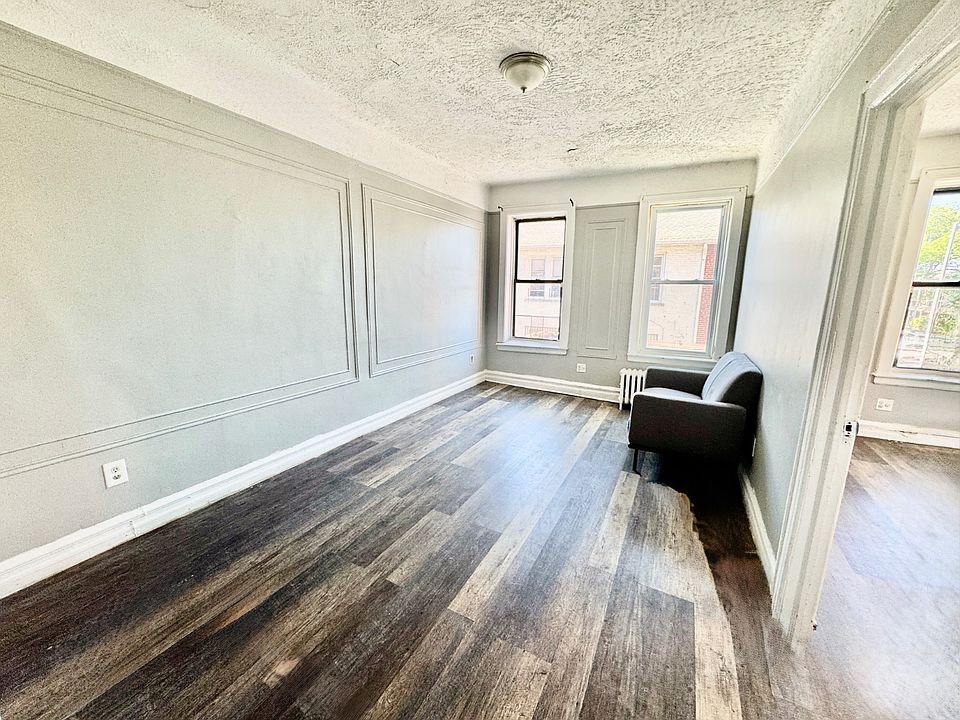2nd image of 1601 Dahill Rd