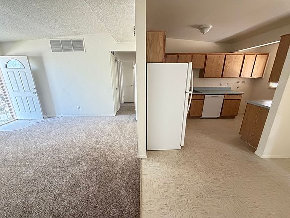5th image of 246 Kasmir St