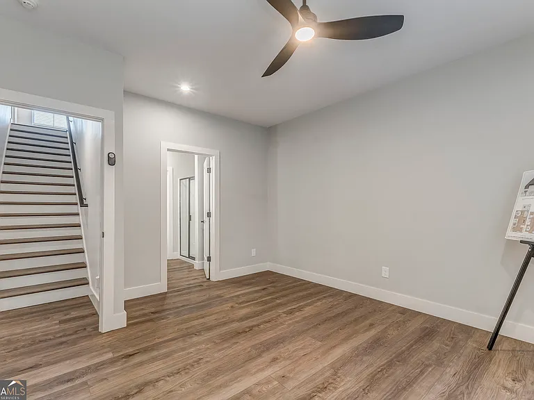 77 Chateau Dr — Photo 34