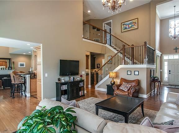 5th image of 400 Summit Oaks Dr