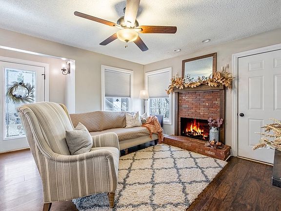 3rd image of 2647 Newport Dr