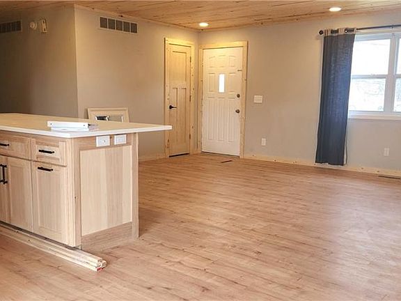 4th image of 1004 S Broadway St