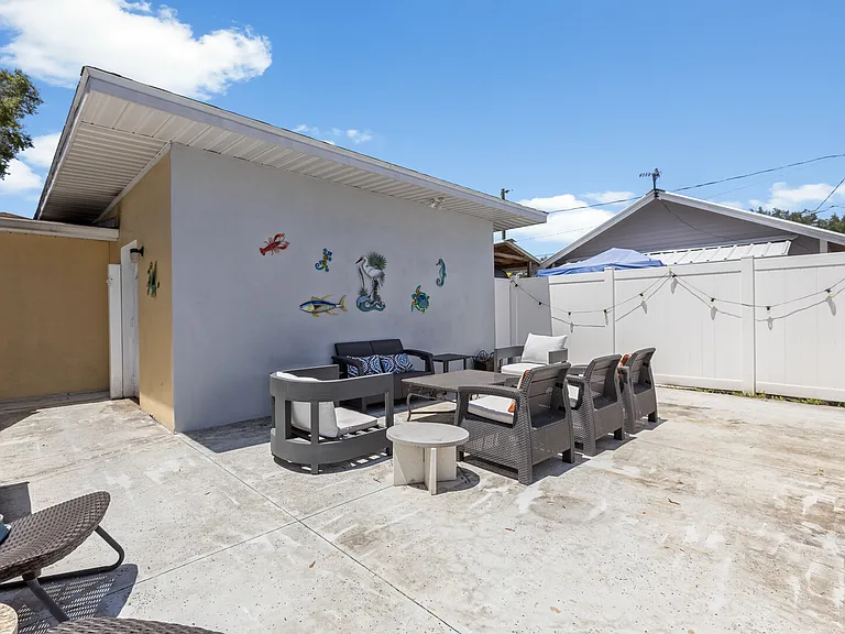 W Columbus Dr — Photo 22
