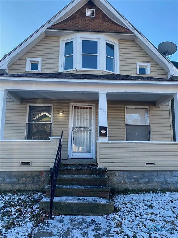 438 Everett St photo 1