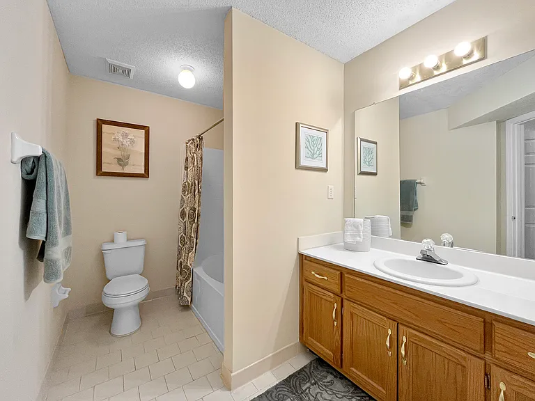 The Wyndham Apartments — Photo 14