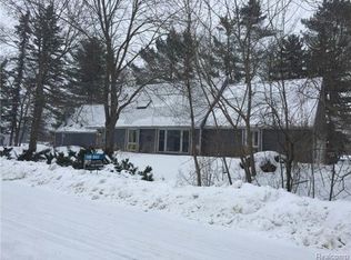 9479 Silverside Dr, South Lyon, MI 48178