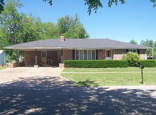 105 S 8th St, Chetopa, KS 67336