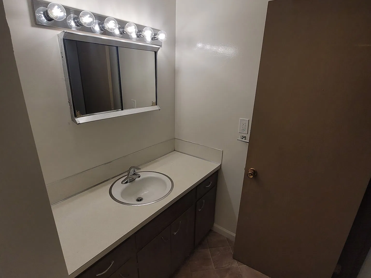 1 bed, 710 sqft, $1,950 — Photo 2