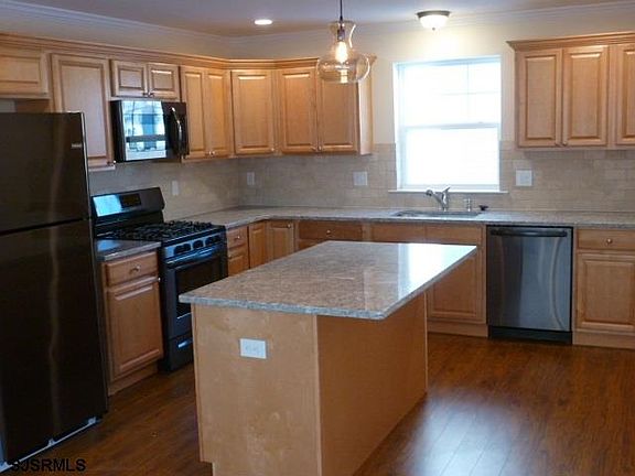 4th image of 302 S Yam Ave #A