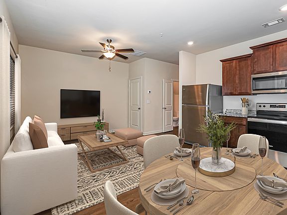 4th image of 402 Highwood Ln