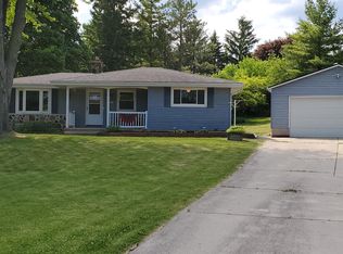 21501 W Woodland Dr, New Berlin, WI 53146