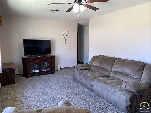 4th image of 605 Railroad St