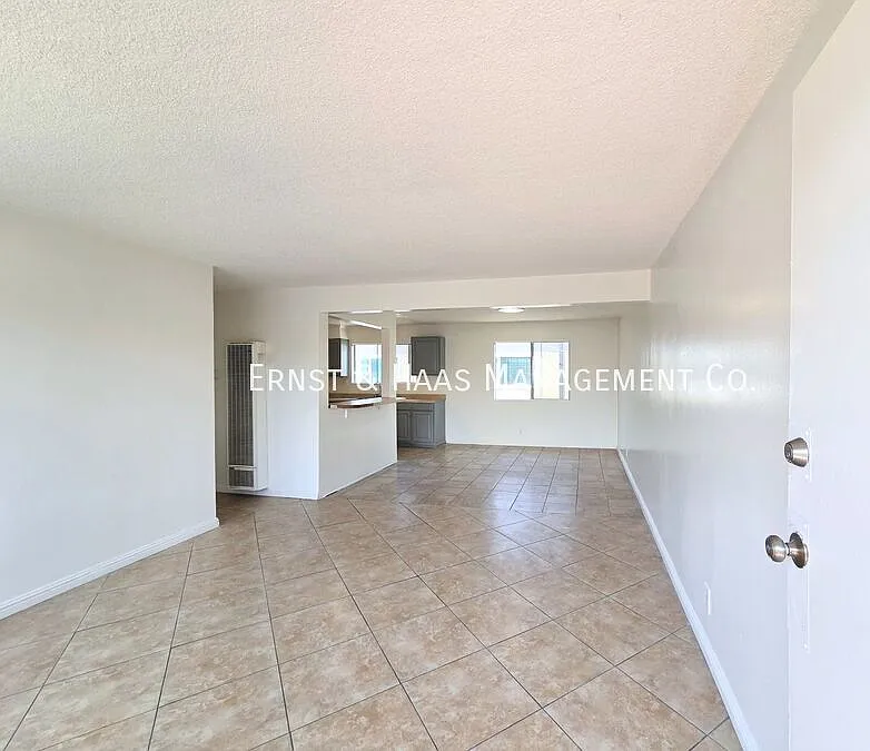 Lovely 3 Bedroom Ground Level Apartment in Central Long Beach! — Photo 2