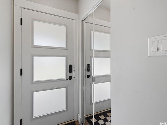 3rd image of 2321 McKinnon AVENUE S