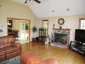 5th image of 15 Kendall Dr