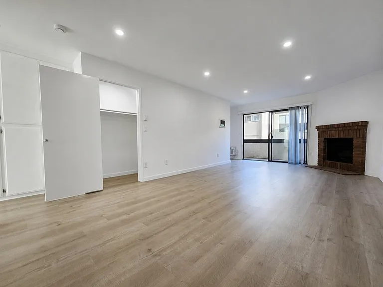 1532 Granville Ave #104 — Photo 4