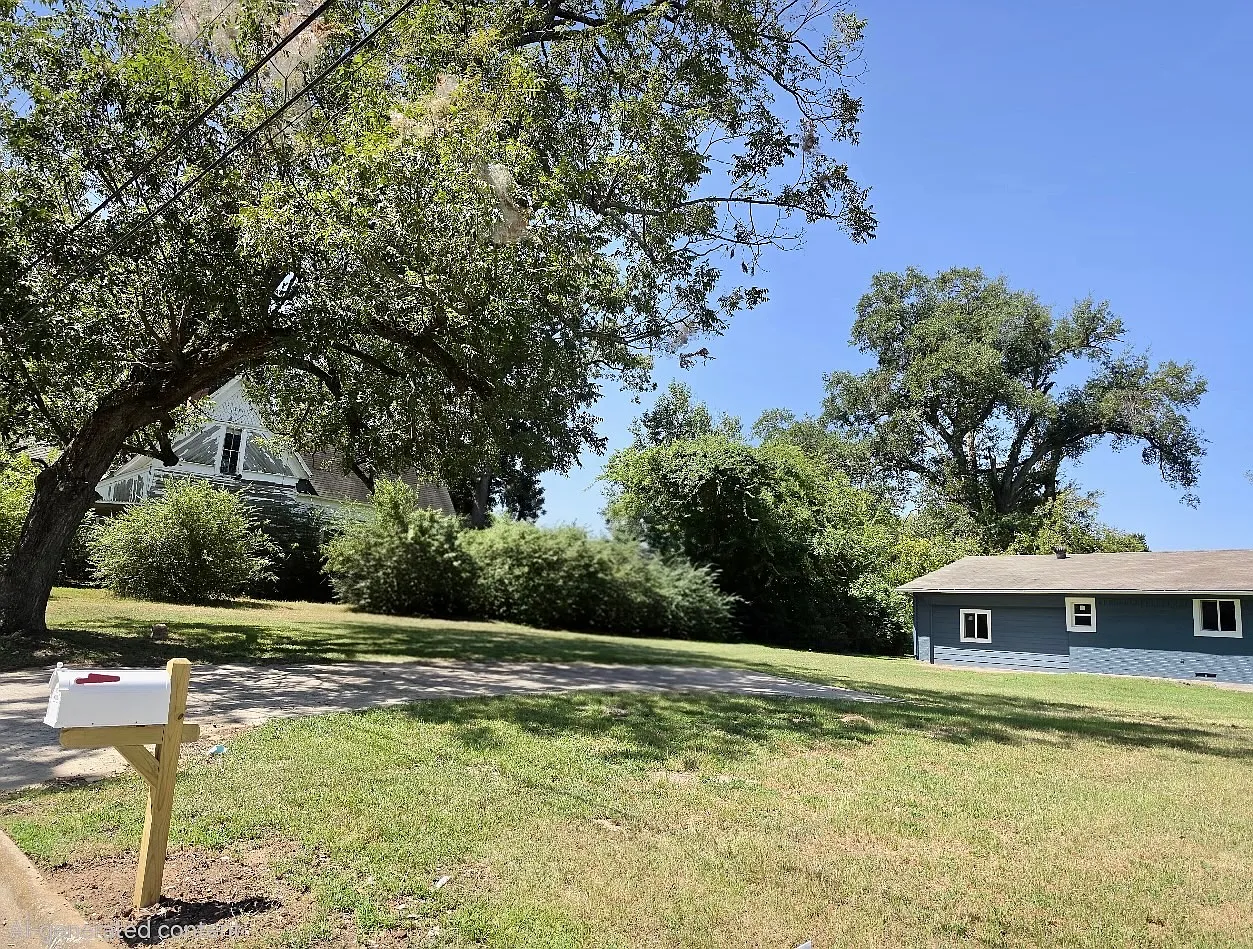 3 bed, 1920 sqft, $1,600 — Photo 2
