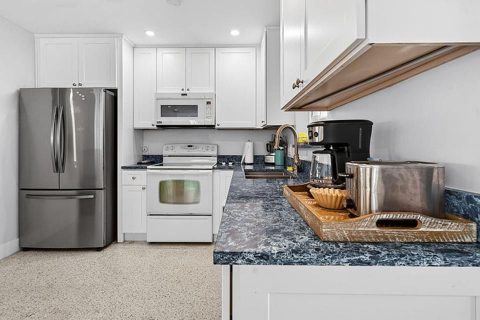 1st image of 1123 SE 2nd Ave #0