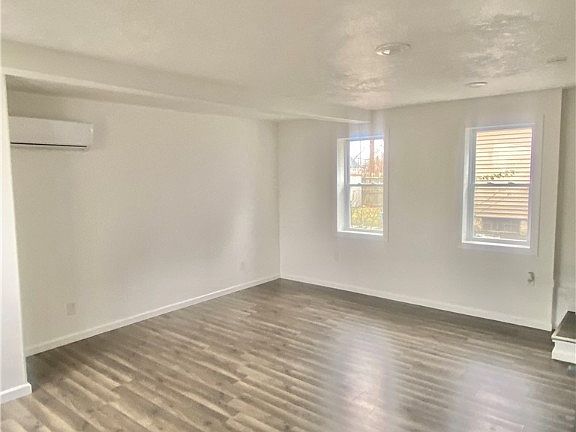 3rd image of 5827 Pilsen Ave