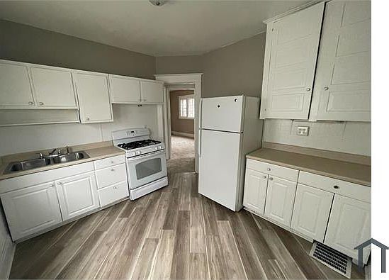 4th image of 239 Ann St NE Unit 1