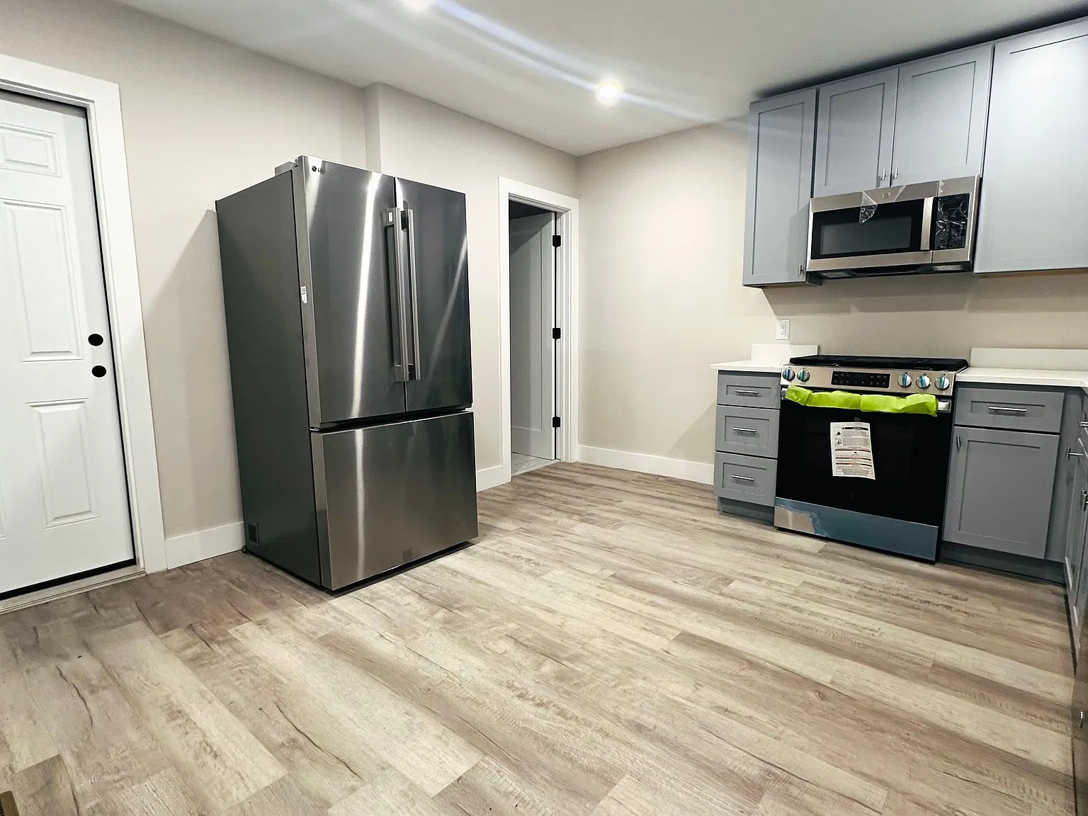 4 bed, 9999 sqft, $1,000 — Photo 2
