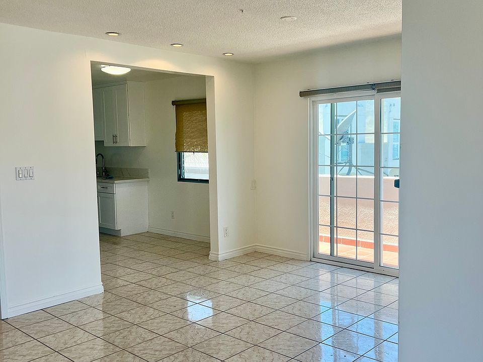 Spacious living room with balcony