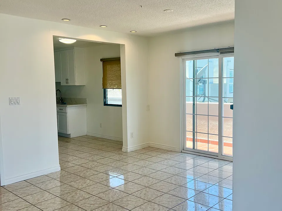 Spacious living room with balcony