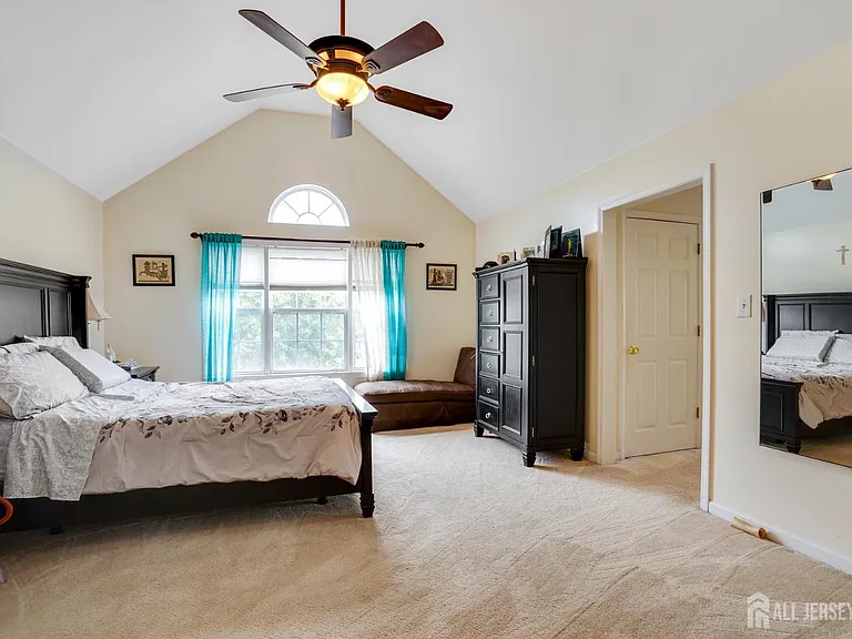 10 Crestwood St — Photo 10