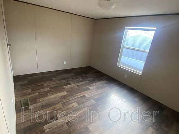 3rd image of 124 Shamrock Park Dr
