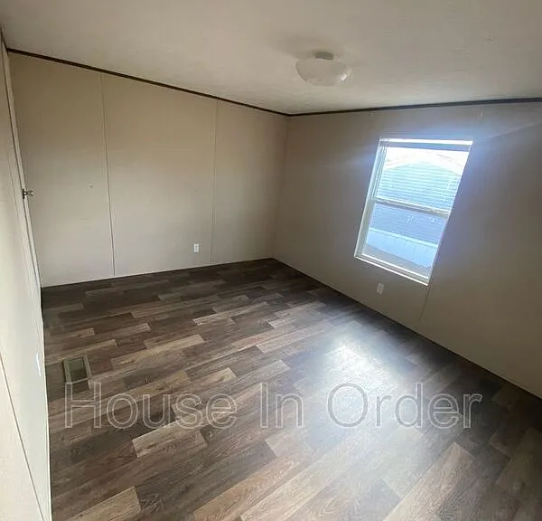 124 Shamrock Park Dr — Photo 3