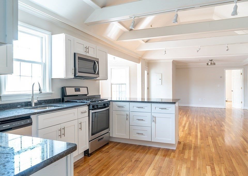 1st image of 133 Commercial St #133