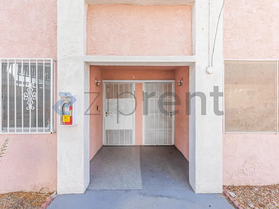 2236 E Desert Inn Rd #33